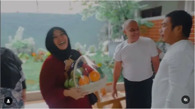 6 Potret Terbaru Penyanyi Religi Haddad Alwi, Dapat Kejutan Ultah ke-56 dari Sulis