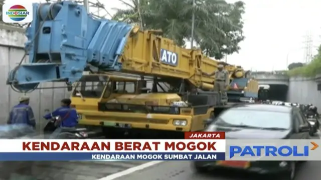 Alat Berat Mogok, Jalan di Underpass Senen Macet
