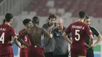 Pelatih Qatar, Bruno Miguel, memberikan arahan kepada anak asuhnya saat melawan Uni Emirat Arab (UEA) pada laga AFC U-19 di SUGBK, Jakarta, Kamis (18/10/2018). UEA menang 2-1 atas Qatar. (Bola.com/M Iqbal Ichsan)