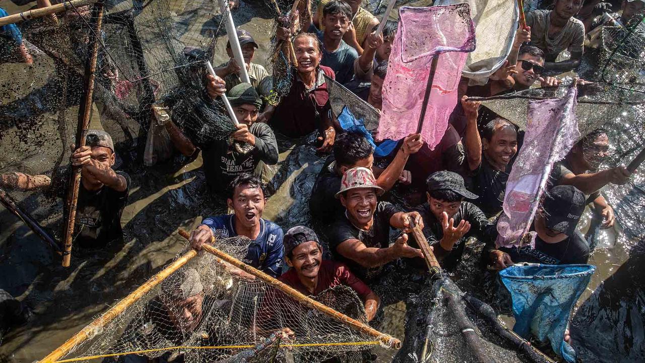 FOTO: Serunya Festival Memet Ikan di Klaten, Ribuan Warga Serbu Embung Gemblegan