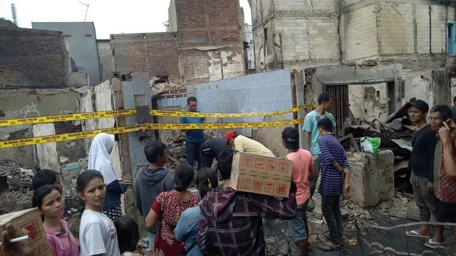 Polisi melakukan olah TKP untuk mengetahui penyebab kebakaran di Tamansari (Dok. Polisi)