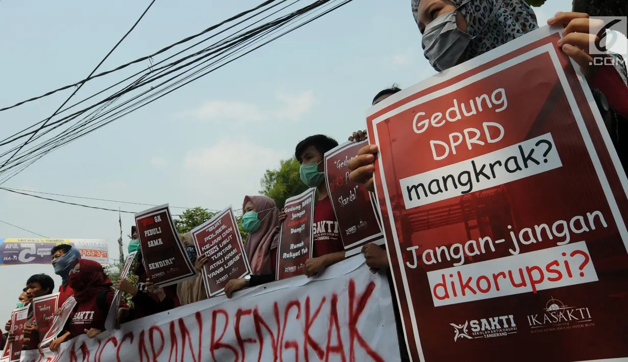 Massa Sekolah Antikorupsi Tangerang dan Ikatan Alumni Sekolah Antikorupsi menggelar aksi di depan Gedung IFA, Tangsel, Senin (8/10). Pembangunan Gedung DPRD Kota Tangsel menghabiskan dana sekitar Rp. 200,9 Miliar. (Merdeka.com/Arie Basuki)