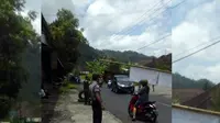 Polres Karangasem, Bali, membangun portal di jalan-jalan yang menjadi akses masuk zona merah Gunung Agung. (Liputan6.com/Dewi Divianta)