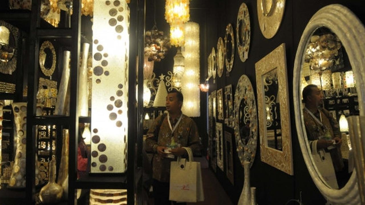 Melihat produk-produk dalam negeri di Trade Expo Indonesia 2015