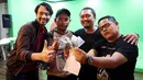 Karyawan KapanLagi Youniverse (KLY) menunjukkan hadiah berupa uang tunai setelah memenangkan lomba pada perayaan HUT Kemerdekaan Republik Indonesia ke-78 di Kantor KLY Jakarta, Gondangdia, Jumat (18/8/2023). (Bola.com/M Iqbal Ichsan)