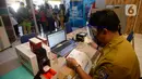 Petugas melayani warga yang akan melakukan pencetakan di mesin Anjungan Dukcapil Mandiri (ADM) di Pamulang Square, Tangerang Selatan, Senin (15/9/2020). Pemkot Tangsel memudahkan pelayanan kependudukan untuk membuat KTP El, Kartu Identitas Anak dan Kartu Keluarga. (merdeka.com/Dwi Narwoko)