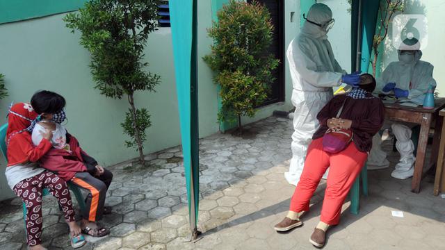 FOTO: Puskesmas Cinere Tes PCR Warga yang Pernah Berhubungan dengan Pasien COVID-19