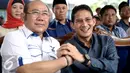 Balon Gubernur DKI Jakarta, Sandiaga Salahudin Uno bersalaman dengan Ketua DPD Demokrat DKI Nachrowi Ramli di Jakarta (19/3). Kehadiran Sandi Uno untuk mengikuti rapat rakyat dengan tema “Kriteria Calon Gubernur Jakarta”. (Liputan6.com/Faizal Fanani)