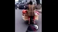 Cara Aneh Emak-Emak Duduk di Jok Penumpang Sepeda Motor