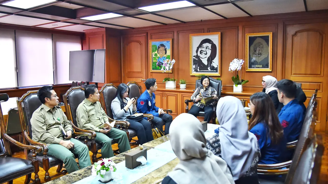 Menteri Lingkungan Hidup dan Kehutanan (LHK) Siti Nurbaya menerima kunjungan dari Tim Peradilan Semu Fakultas Hukum Universitas Trisakti di Jakarta, Selasa (2/4/2024) (Istimewa)