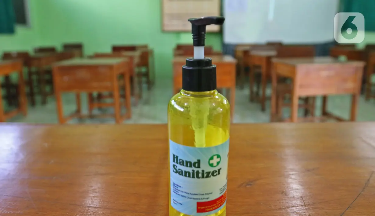 Cairan sanitizer terlihat jelang dibukanya pembelajaran tatap muka di SMK PB Soedirman 2, Jakarta, Selasa (6/4/2021). Pemprov DKI Jakarta akan melakukan uji coba pembelajaran tatap muka di 100 sekolah mulai 7 April hingga 29 April 2021. (Liputan6.com/Herman Zakharia)