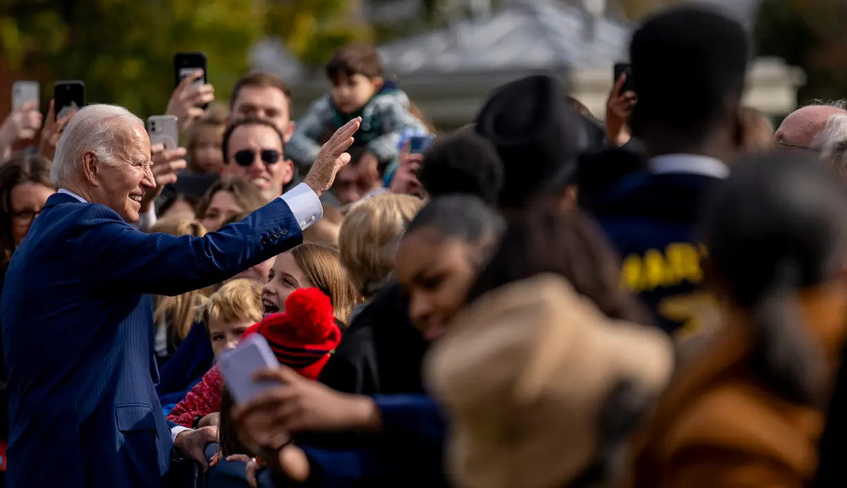George H.W. Bush adalah presiden pertama yang secara resmi menawarkan pengampunan kalkun di Gedung Putih pada tahun 1989. Pengampunan pada era Presiden Barack Obama menampilkan lelucon yang sering kali membuat putri-putrinya yang mendampinginya merasa jengah. (AP Photo/Andrew Harnik)