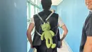 Gemasnya Seo Joon memakai tas ransel berbentuk kodok. (Foto: Instagram/ bn_sj2013)