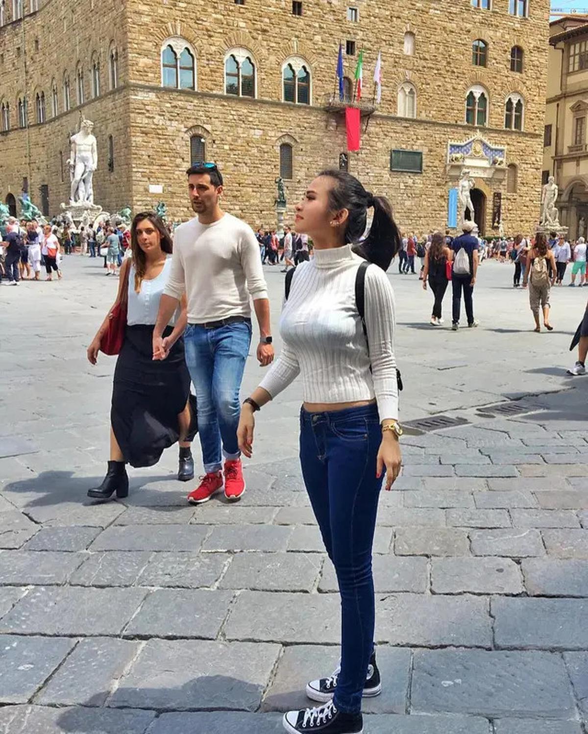 10 Outfit Liburan ala Maria Vania, dari Smart Casual hingga Preppy Modern yang Pas Banget