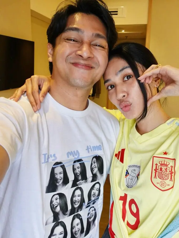 Deva Mahenra Pakai Kaos Wajah Istrinya, Mikha Tambayong