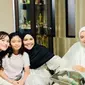 Momen keluarga Ayu Ting Ting berkumpul bersama saat Ramadhan. (Dok. Foto Instagram @mom_ayting92)