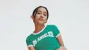 Beberapa potret yang diunggahnya di akun Instagram pribadinya menampilkan gaya seorang remaja yang chic. Seperti di sini, Widuri tampil mengenakan kaus berwarna hijau dengan tulisan Los Angeles dan cargo pants beige. [Foto: Instagram/widuri.puteri]