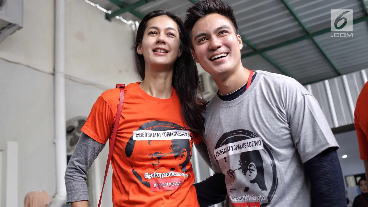 Pasangan Baim Wong dan Paula Verhoeven Beri Dukungan untuk Tio Pakusadewo