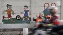 Petugas PPSU Kelurahan Pasar Baru membuat mural di sepanjang tembok RPTRA Pintu Air, Pasar Baru, Jakarta, Selasa (23/4). Perawatan RPTRA sekaligus mempercantik lingkungan demi meningkatkan kenyamanan bagi anak-anak bermain di tempat tersebut. (Liputan6.com/Iqbal S. Nugroho)