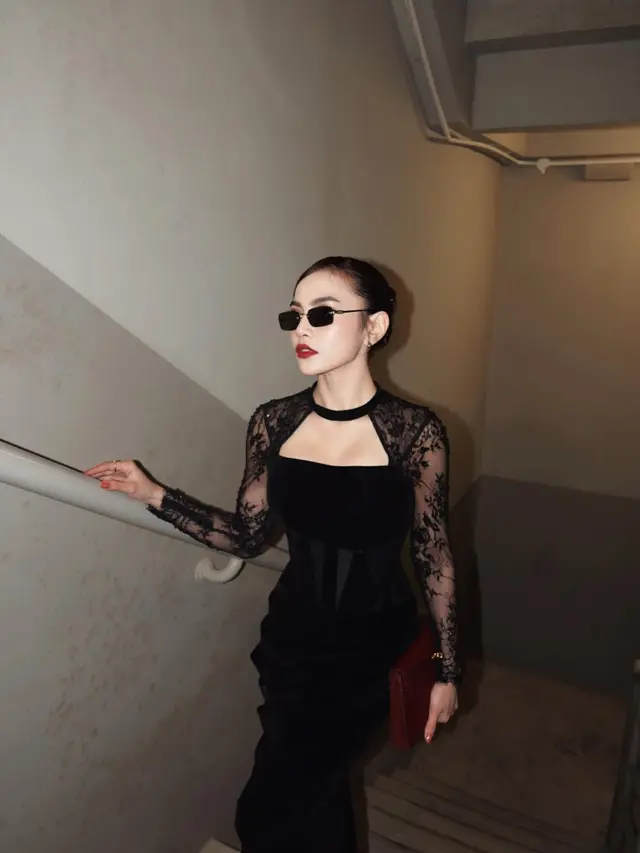 Slay dan Penuh Attitude, Gaya Mahalini Kondangan dalam Balutan Dress Hitam & Kacamata Hitam Ini Auto Jadi Sorotan