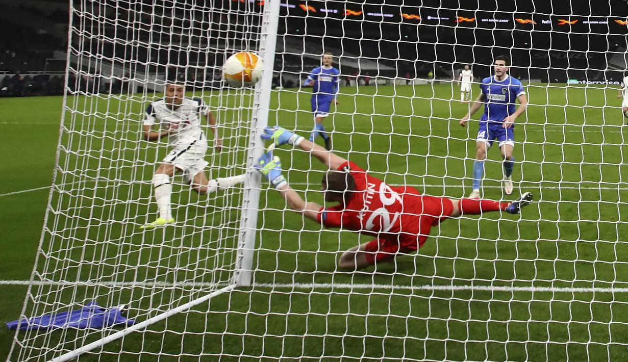 Penyerang Tottenham Hotspur, Carlos Vinicius mencetak gol kedua timnya ke gawang Wolfsberger pada leg kedua 32 besar Liga Europa di Tottenham Stadium, Kamis (25/2/2021). Gareth Bale cetak gol lagi, tiga gol lainnya dicetak Carlos Vinicius dua gol dan Delle Alli. (Julian Finney/Pool via AP)