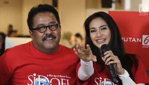 Artis Maudy Koesnaedi (kanan) bersama aktor Rano Karno (kiri). (Liputan6.com/Herman Zakharia)