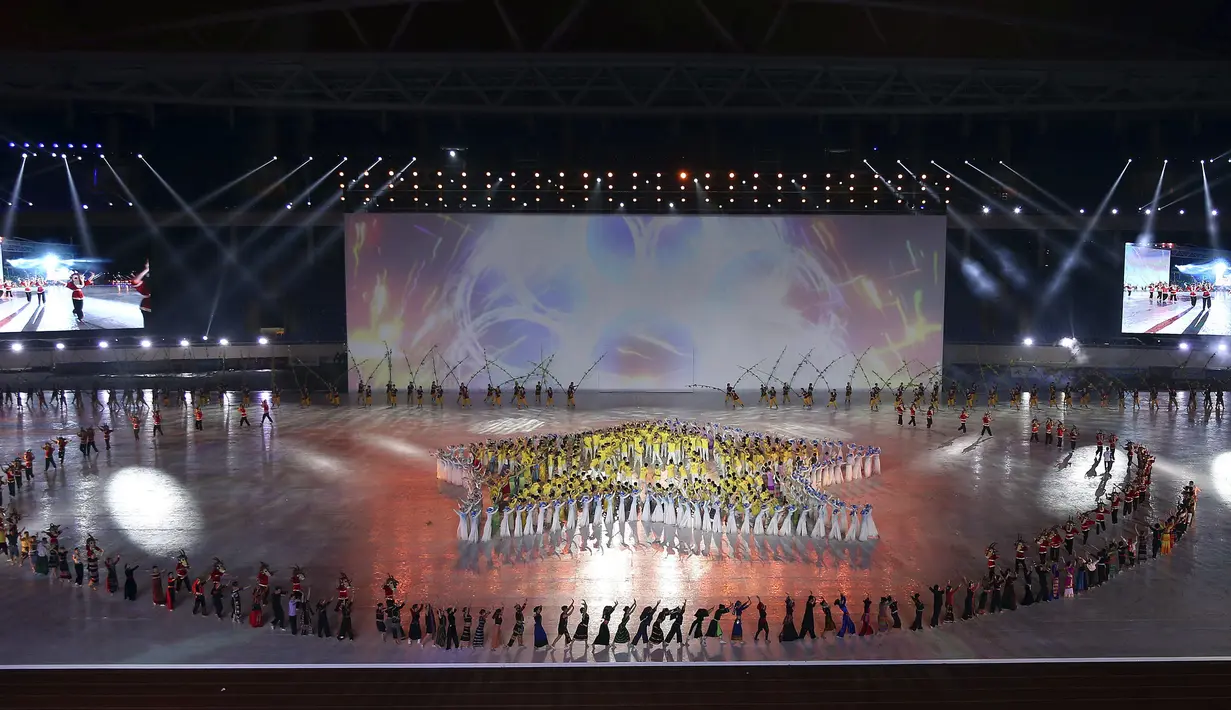 Para penari tampil pada upacara pembukaan SEA Games 2021 di Hanoi, Vietnam, 12 Mei 2022. SEA Games 2021 berlangsung dari tanggal 12 Mei hingga 23 Mei di Hanoi dan 11 provinsi terdekat. (AP Photo/Minh Hoang)