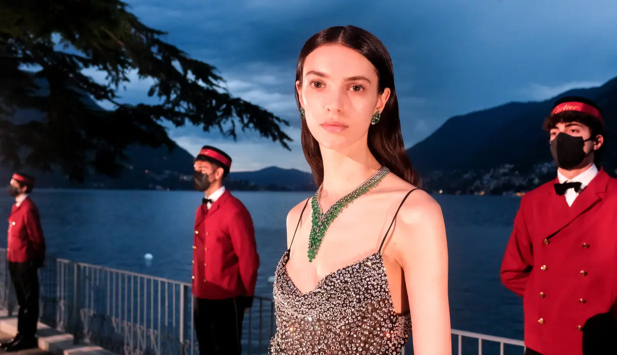 Cartier memilih untuk menjadi tuan rumah di acara yang diselenggarakan di Danau Como sebagai tempat kelahiran kembali mengingat masa lalu yang bertingkat dan inspiras yang tidak ada habisnya. Koleksi berlian ini berbicara tentang keabadian.