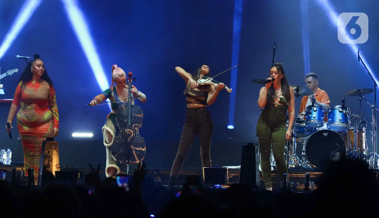Grup musik Clean Bandit saat tampil menutup kemeriahan Festival Musik Soundrenaline di Allianz Ecopark, Ancol, Jakarta, Minggu (27/11/2022). Clean Bandit yang merupakan grup musik elektronik asal Inggris itu menutup kemeriahan Soundrenaline 2022 dengan lagu berjudul Solo, I Miss You, But You, Real Love, dan Rather Be. (Liputan6.com/Herman Zakharia)