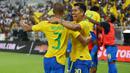 Bek Brasil, Miranda, melakukan selebrasi bersama Roberto Firmino usai membobol gawang Argentina, pada laga persahabatan di Stadion King Abdullah, Jeddah, Selasa (16/10/2018). Brasil menang 1-0 atas Argentina. (AFP/STR)