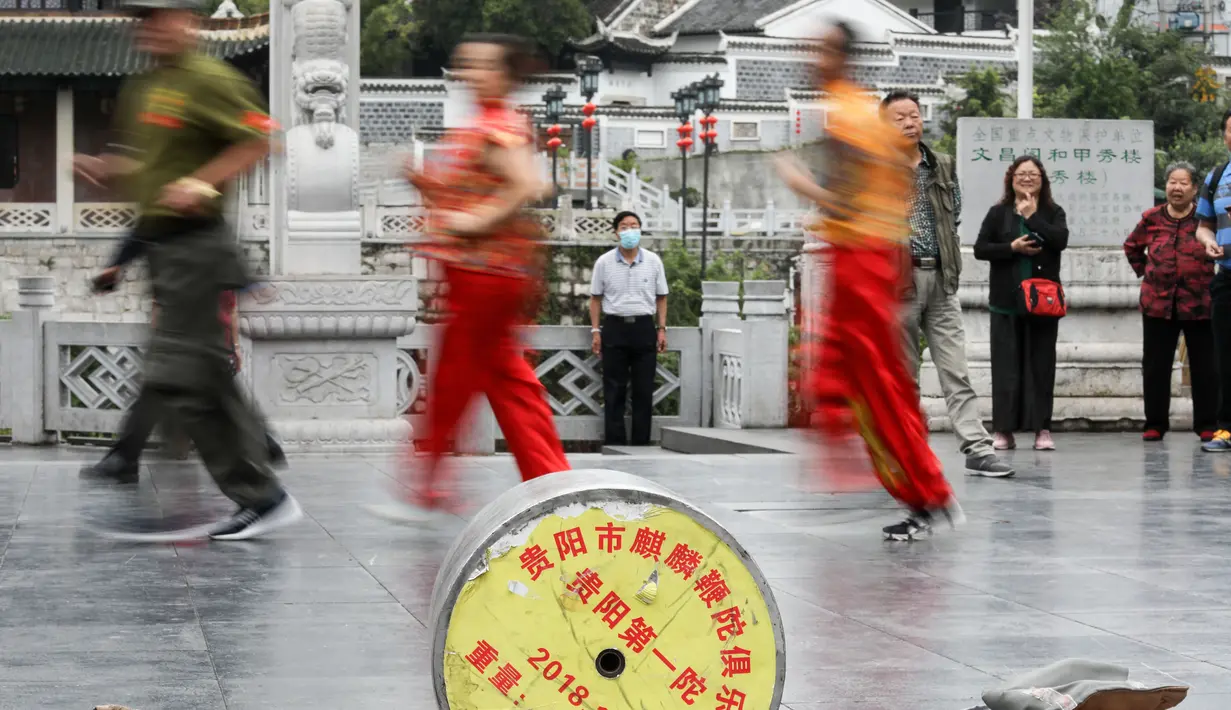 FOTO: Melihat Permainan Gangsing Raksasa di China - Foto Liputan6.com