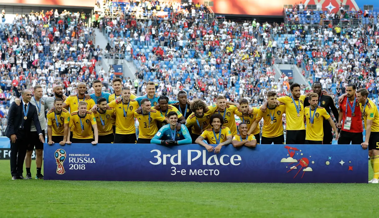 Para peman timnas Belgia berpose setelah pertandingan memperebutkan juara tiga Piala Dunia 2018 melawan Inggris di Stadion St. Petersburg di St. Petersburg, Rusia, (14/7). Belgia menang 2-0 atas Inggris. (AP Photo / Natacha Pisarenko)