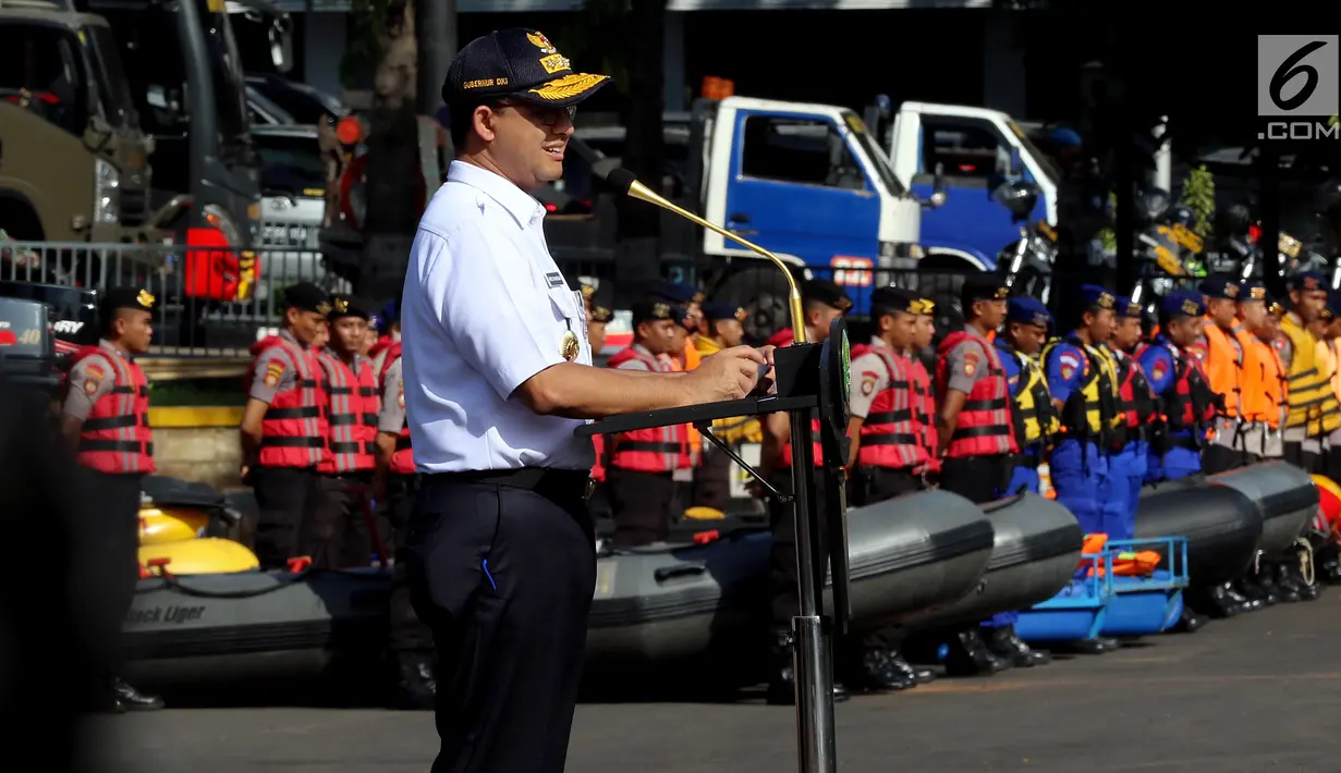 Gubernur DKI Jakarta, Anies Baswedan menjadi inspektur apel Kesiapan Tanggap Musim Penghujan Tahun 2018-2019 di Polda Metro Jaya, Jumat (16/11). Dalam sambutannya, Anies menyebut apel ini bentuk kesigapan menghadapi musim hujan. (Liputan6.com/Johan Tallo)
