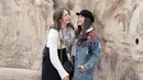 Jessica Mila, sibuk dengan kariernya sebagai aktris ternyata tak lupa meluangkan waktunya untuk liburan bareng sahabat. Terlepas dari itu ada yang menarik juga, yakni soal fesyen Jessica Mila selama liburan. (Instagram/jscmila)
