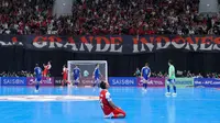 Di babak perpanjangan waktu, timnas futsal Indonesia berhasil memperbesar skor menjadi 4-3 melalui Reza Gunawan. Tampak dalam foto, pemain Timnas Futsal Indonesia, M Iqbal terduduk usai memenangi laga melawan Jepang pada semifinal Piala Asia Futsal 2026 di Indonesia Arena, Gelora Bung Karno, Senayan, Jakarta, Kamis (4/2/2026). (Bola.com/Bagaskara Lazuardi)