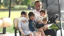 <p>Presiden Joko Widodo atau Jokowi bermain bersama cucu-cucunya saat momen libur Lebaran di halaman Istana Kepresidenan Yogyakarta pada Selasa 3 Mei 2022. Bersama dua cucunya, Jan Ethes Srinarendra dan Sedah Mirah Nasution, Presiden mengemudikan mobil golf dan berhenti di depan gerbang utama Istana Yogyakarta. (Foto: Lukas - Biro Pers Sekretariat Presiden)</p>