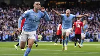 Duo Manchester City Phil Foden dan Erling Haaland meneror pertahanan Manchester United pada laga Liga Inggris di Etihad Stadium, Minggu (2/10/2022). (Martin Rickett/PA via AP)