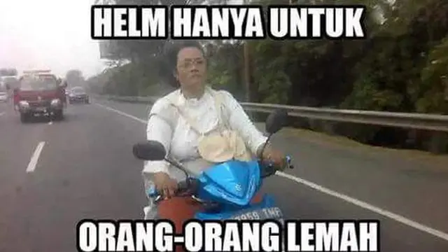 Kumpulan Meme Ibu-Ibu Naik Motor di Jalan Raya, Dijamin Bikin Cekikikan (ist)