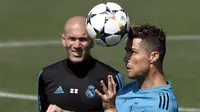 Striker Real Madrid, Cristiano Ronaldo, menyundul bola saat latihan jelang laga final Liga Champions di Madrid, Selasa (22/5/2018). Real Madrid akan berhadapan dengan Liverpool. (AFP/Gabriel Bouys)