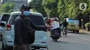 Penjual jasa penukaran uang baru menawarkan uang baru kepada pengguna Jalan Otista Raya di Karawaci, Kota Tangerang, Senin (10/5/2021). Penjual jasa penukaran uang baru musiman tersebut mulai bermunculan menjelang lebaran yang dikenakan tarif jasa sebesar 10 persen. (Liputan6.com/Angga Yuniar)