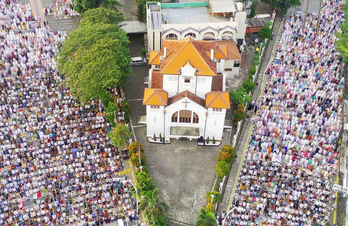 FOTO: Shalat Idul Adha di Depan Gereja Koinonia, Simbol Toleransi Umat Beragama