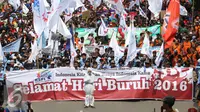 Seorang buruh mengenakan kain putih menyerupai pocong saat aksi May Day 2016 di Jakarta, Minggu (1/5). Kaum buruh mengajukan tuntutan menolak upah murah serta pencabutan PP No. 78 Tahun 2015. (Liputan6.com/Angga Yuniar)