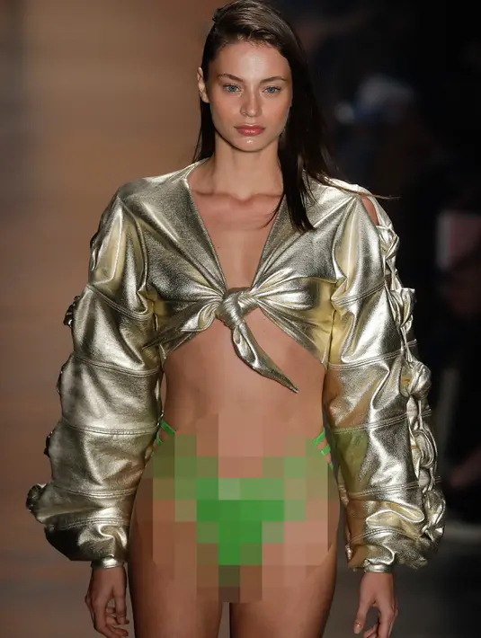 Model memperagakan kreasi busana karya Amir Slama dalam Sao Paulo Fashion Week di Brasil, (16/3). Perancang busana asal Brasil ini menampilkan kreasi pakaian renang yang berkilau dan seksi. (AP Photo / Andre Penner)