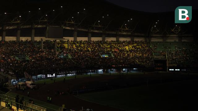 Foto: Suasana saat Lampu Stadion Padam, Pertandingan Persija Melawan Ratchaburi FC Terhenti