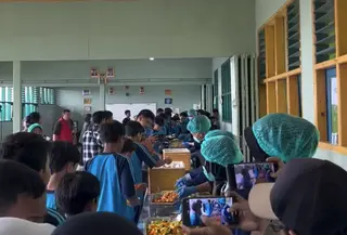 Ciptakan Kebersamaan di Sekolah, MBG Digelar Prasmanan di Sukabumi: Siswa Gembira