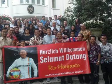 Pebalap Manor Racing asal Indonesia, Rio Haryanto, berfoto bersama staf KBRI dan warga Indonesia saat hadir dalam acara meet and greet di Kantor KBRI Wina, Austria, Selasa (28/6/2016). (Bola.com/Reza Khomaini)