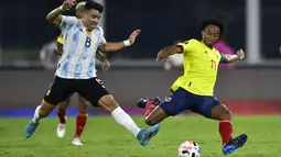 Pemain Kolombia Juan Guillermo Cuadrado (kanan) dan pemain Argentina Marcos Acuna berebut bola pada laga Kualifikasi Piala Dunia 2022 Zona Conmebol di Estadio Mario Alberto Kempes di Cordoba, Argentina, Rabu (2/2/2022). Argentina menang tipis atas Kolombia 1-0.  (AP Photo/Gustavo Garello)