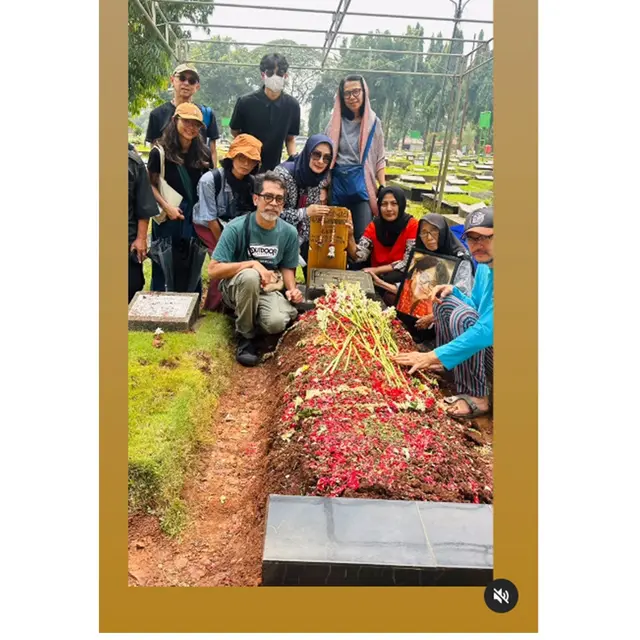 6 Potret Kenangan Iis Dahlia dan Ibu Mertua