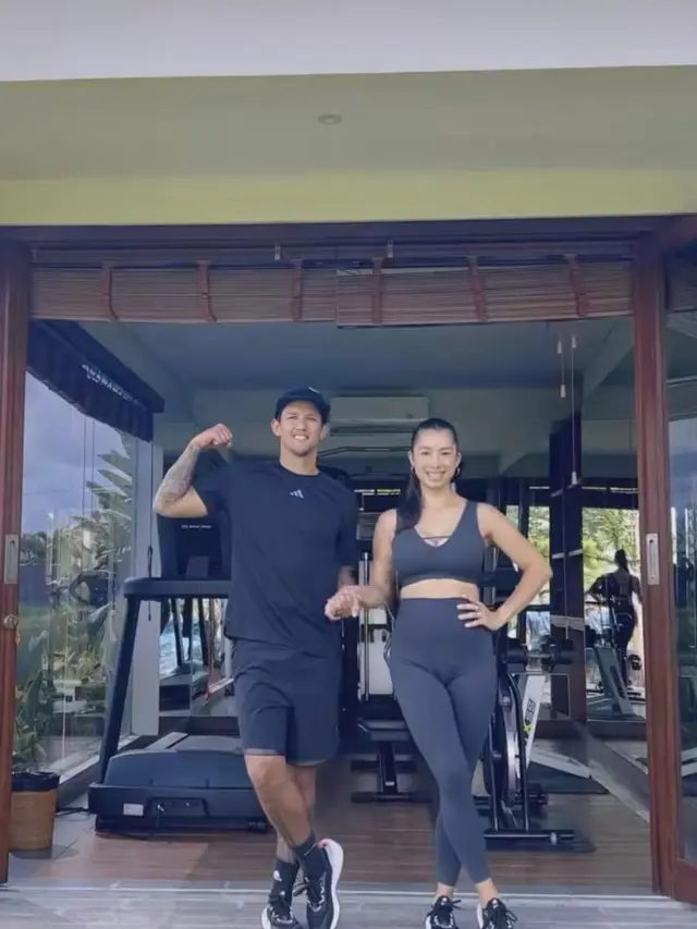 Jennifer dan Irfan Bachdim terlihat mesra