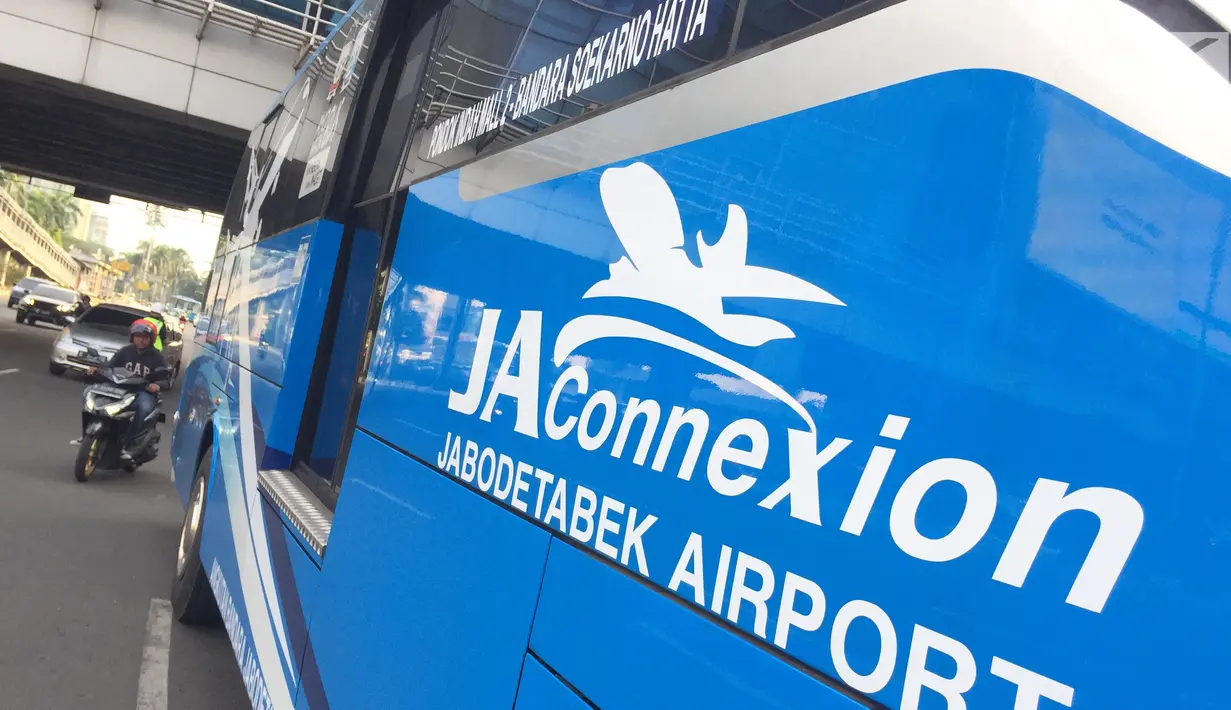 Sebuah armada bus JA Connexion tujuan Bandara Soekarno-Hatta di Tangerang menunggu penumpang di Pondok Indah Mall, Jakarta Selatan, Jumat (29/12). Bus bandara akan diberangkatkan setiap satu jam. (Liputan6.com/Immanuel Antonius)